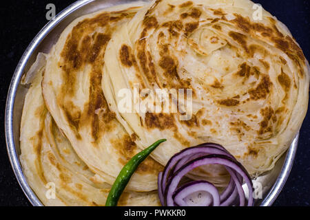 Parotta pane indiano a base di olio e farina Foto Stock