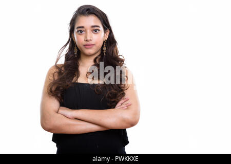 Studio shot del giovane bella donna indiana con le braccia incrociate Foto Stock