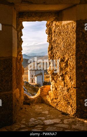 Rocca Calascio è un punto di riferimento a solo due ore da Roma, in provincia di L'Aquila in Abruzzo, Italia. Foto Stock