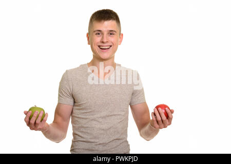 Giovani caucasici felice uomo sorridente mentre si tiene il rosso e il verde ap Foto Stock