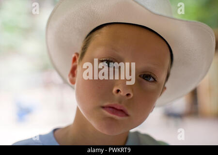 Ritratto di ragazzo che indossa il cappello da cowboy Foto Stock