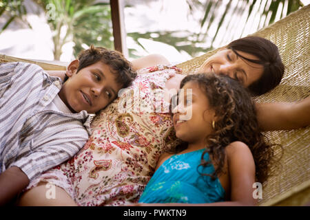 Famiglia giacente su amaca Foto Stock