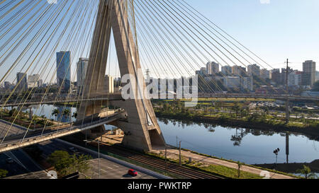 Famosa cable-alloggiato ponte a Sao Paulo City. Il Brasile. Vista aerea di Octavio Frias de Oliveira ponte in Sao Paulo City. Foto Stock