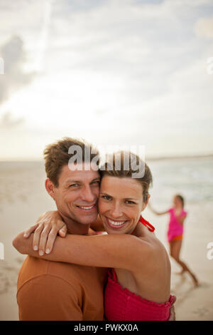Ritratto di un sorridente mid-adulto giovane costeggiata su di una spiaggia di sabbia. Foto Stock