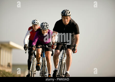 Tre coppia ciclisti su strada Foto Stock