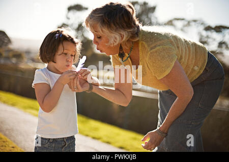 La ragazza e la nonna guardando giù in posizione di parcheggio Foto Stock