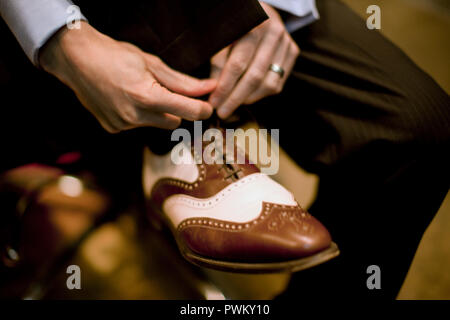 Legatura uomo lacci della scarpa. Foto Stock