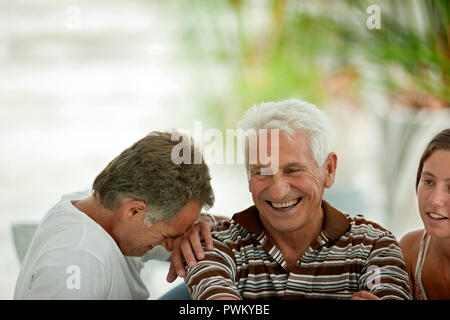 Senior uomo, figlio e nipote di posare per un ritratto insieme. Foto Stock