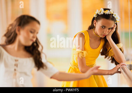 Ragazza broncio come lei guarda la sorella di danza. Foto Stock