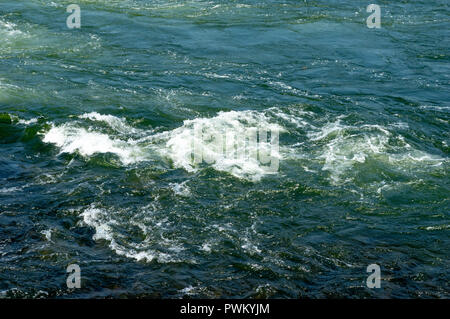 La bellezza di un fiume che scorre sulle rocce. Foto Stock