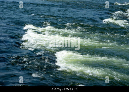 La bellezza di un fiume che scorre sulle rocce. Foto Stock