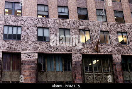 Alcuni interessanti modelli e design inciso sul muro di un edificio a Manhattan, New York Foto Stock