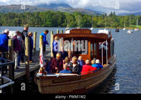 Waterhead molo,turisti principessa di imbarco del lago per una gita in barca sul lago di Windermere,Ambleside,Lake District,Cumbria,l'Inghilterra,UK Foto Stock