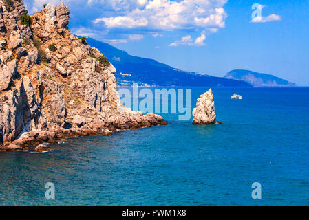 Con vista mare e montagna Ayu-Dag in una distanza, Crimea Foto Stock