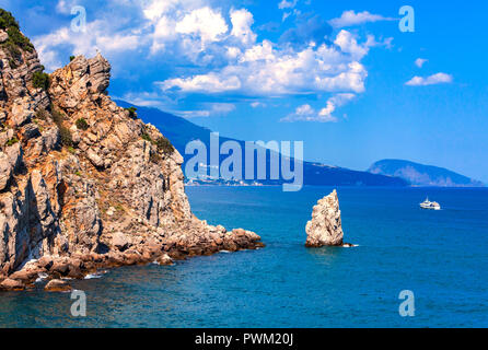 Con vista mare e montagna Ayu-Dag in una distanza, Crimea Foto Stock