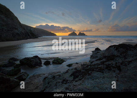Sunset over Holywell Bay sulla North Cornish Coast della Cornovaglia Foto Stock
