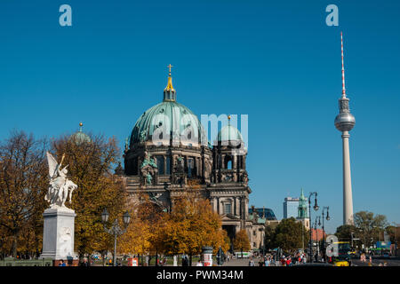 Berlino, Germania - ottobre 2018: la Cattedrale di Berlino (Berliner Dom) e la Torre della TV (Fernsehturm) a Berlino Mitte, Germania Foto Stock