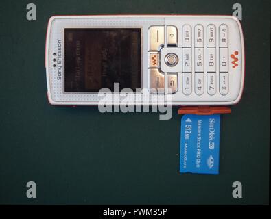 Sony Ericsson W800 telefono cellulare vista frontale, con la memory stick Pro Duo™ Foto Stock