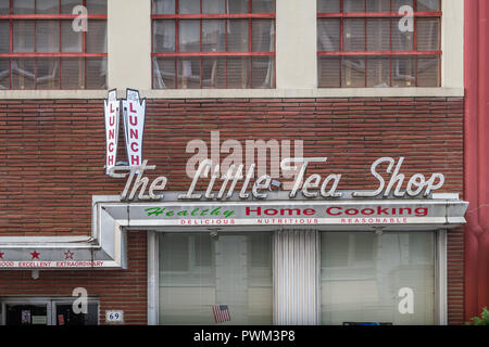 Piccolo negozio di tè, insegna al neon nel centro cittadino di Memphis Foto Stock