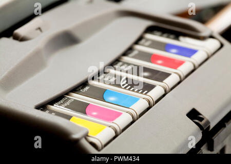 Stampanti a colori a getto di inchiostro della testa di stampa e le cartucce di inchiostro, close up - USA Foto Stock