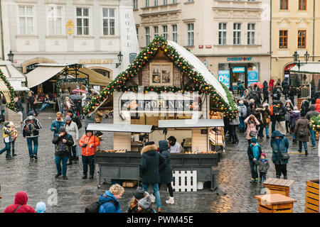 Praga, Dicembre 25, 2017: tradizionale mercatino di Natale sulla piazza principale della città. Foto Stock