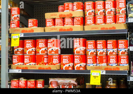 Le lattine di Heinz Big Red minestra di pomodoro su Woolworths scaffali del supermercato, il Tamworth NSW Australia. Foto Stock