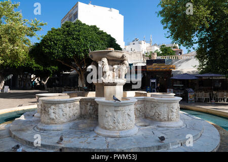 I Lions in Heraklion è la piazza della fontana Morosini, le veneziane fontana con quattro leoni con acqua che sgorga dalle loro bocche. Foto Stock