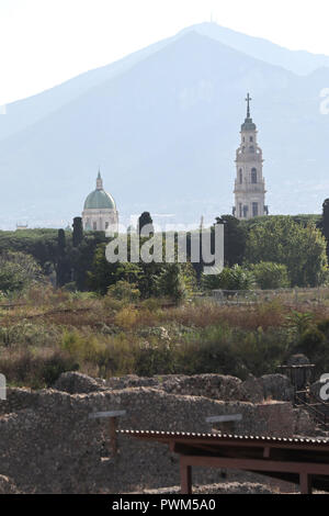 Pompei, Italia. Xvi oct, 2018. Italia - Pompei 16 ottobre 2018, in occasione della visita del Ministro per i Beni e le Attività Culturali Alberto Bonisoli presso il parco archeologico di Pompei, in anteprima, le recenti scoperte del Royal V sono stati presentati. La " Casa con giardino', con le varie camere decorate con preziosi affreschi e il portico e la " Casa di Giove' con ricche decorazioni pittoriche e mosaici. Credito: Fabio Sasso/Pacific Press/Alamy Live News Foto Stock