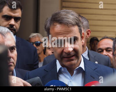 Atene, Grecia. Xvi oct, 2018. Presidente della nuova democrazia Kyriakos Mitsotakis colloqui per la stampa. Poliziotti greco dimostrare di fronte a una stazione di polizia in piazza Omonoia dopo un attacco lunedì dai giovani con Molotov cocktail. Credito: George Panagakis/Pacific Press/Alamy Live News Foto Stock