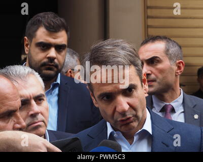 Atene, Grecia. Xvi oct, 2018. Presidente della nuova democrazia Kyriakos Mitsotakis colloqui per la stampa. Poliziotti greco dimostrare di fronte a una stazione di polizia in piazza Omonoia dopo un attacco lunedì dai giovani con Molotov cocktail. Credito: George Panagakis/Pacific Press/Alamy Live News Foto Stock