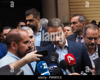 Atene, Grecia. Xvi oct, 2018. Presidente della nuova democrazia Kyriakos Mitsotakis colloqui per la stampa. Poliziotti greco dimostrare di fronte a una stazione di polizia in piazza Omonoia dopo un attacco lunedì dai giovani con Molotov cocktail. Credito: George Panagakis/Pacific Press/Alamy Live News Foto Stock