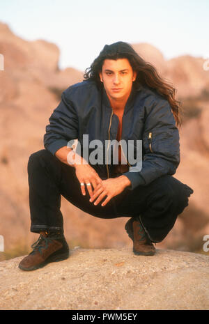 Deserto Mojave, CA - 20 ottobre: (esclusiva) attore Diego Serrano pone a scattare una foto del 20 ottobre 1992 nel deserto di Mojave, California. Foto di Barry re/Alamy Stock Photo Foto Stock