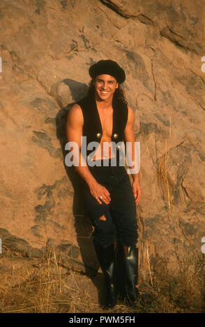 Deserto Mojave, CA - 20 ottobre: (esclusiva) attore Diego Serrano pone a scattare una foto del 20 ottobre 1992 nel deserto di Mojave, California. Foto di Barry re/Alamy Stock Photo Foto Stock