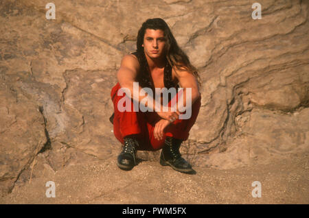 Deserto Mojave, CA - 20 ottobre: (esclusiva) attore Diego Serrano pone a scattare una foto del 20 ottobre 1992 nel deserto di Mojave, California. Foto di Barry re/Alamy Stock Photo Foto Stock