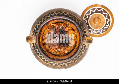 Caldo e pronto a servire tradizionali involtini di cavolo con la foglia di alloro in pentola di creta e il coperchio. Foto Stock