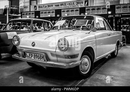 PAAREN IM GLIEN, Germania - 19 Maggio 2018: Piccola posteriore bimotore BMW auto 700 Coupe LS, 1962. In bianco e nero. Die Oldtimer Show 2018. Foto Stock