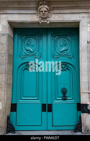 Ornati porta di Parigi - migliaia di porte e cancelli adornano edifici di Parigi. Alcuni dei migliori sono su uffici governativi, cattedrali e chiese, come noi Foto Stock