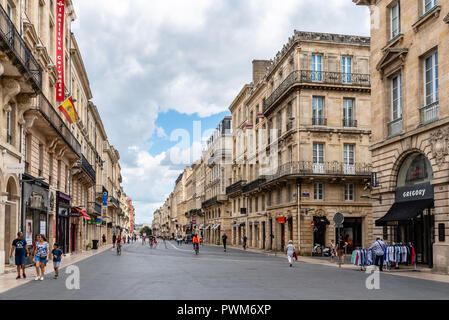 Bordeaux, Francia - 22 Luglio 2018: strada pedonale nel centro storico della città. Cours de l'Intendance Foto Stock