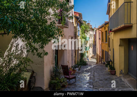 Collioure (sud della Francia): lane confina con colorate facciate di case nella città vecchia Foto Stock