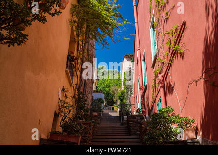 Collioure (sud della Francia): lane confina con colorate facciate di case nella città vecchia Foto Stock