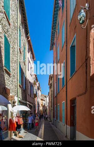 Collioure (sud della Francia): lane confina con colorate facciate di case nella città vecchia Foto Stock