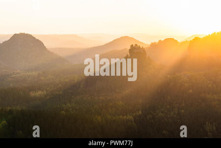 Vista sulla formazione di roccia Winterstein a sunrise, situato nella roccia arenaria dell'Elba parco nazionale - la Svizzera sassone in Germania orientale Foto Stock