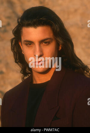 Deserto Mojave, CA - 20 ottobre: (esclusiva) attore Diego Serrano pone a scattare una foto del 20 ottobre 1992 nel deserto di Mojave, California. Foto di Barry re/Alamy Stock Photo Foto Stock