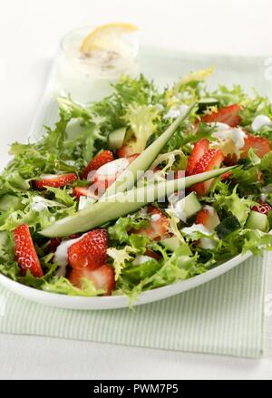 Frisee insalata con fragole Foto Stock