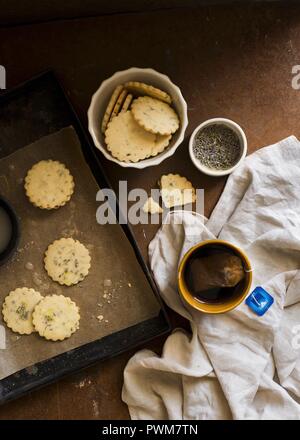 Lavanda e limone biscotti frollini e una tazza di tè Foto Stock