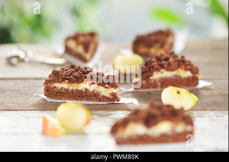 Cioccolato e apple crumble torta con uno strato di cagliata (vegane) Foto Stock