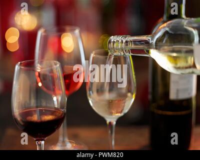 Il vino che viene versato Foto Stock