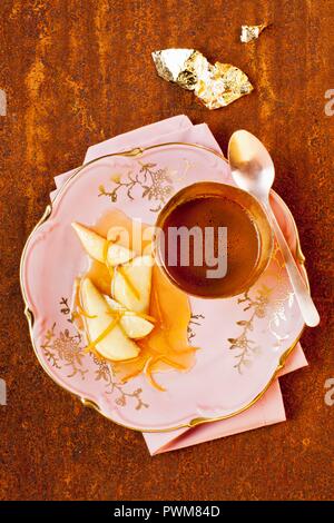 Caffè Espresso e crema di cioccolato con pere in il liquore all'arancia Foto Stock
