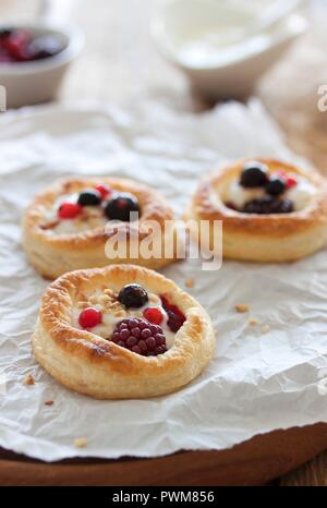 Pasta sfoglia canapes con bacche e la vaniglia e il riempimento di quark Foto Stock