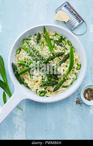 Gli asparagi e aglio selvatico Rissotto Foto Stock